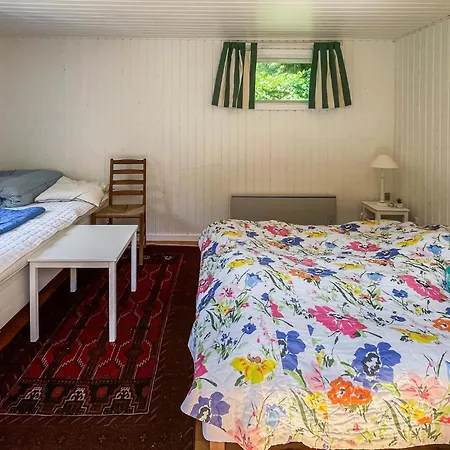 4 Bedroom Beautiful In Prázdninový dům Vejby